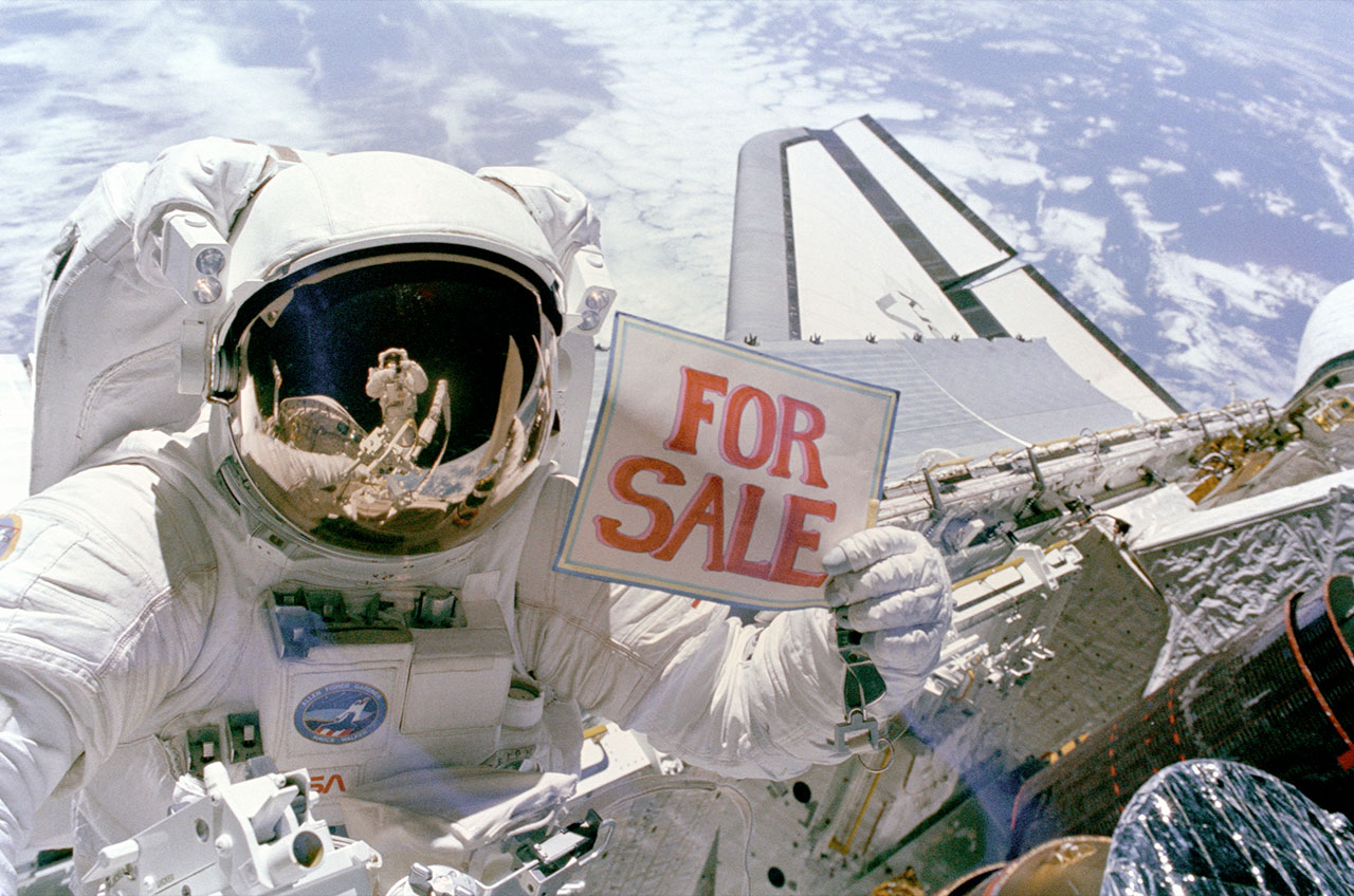 Dale Gardner, Jetpack-Flying Astronaut Who Salvaged Satellites, Dies at 65
